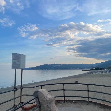 ホテル Due Passi Dal Mare サヴォーナ エクステリア 写真
